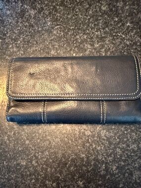 Clarks Dark Black Leather Fold Wallet with White Stitching